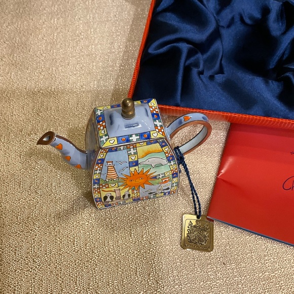 CHARLOTTE DI VITA LONDON COLLECTIONS. NUMBERED EDITION #846 MINIATURE TEA POT - Picture 4 of 8